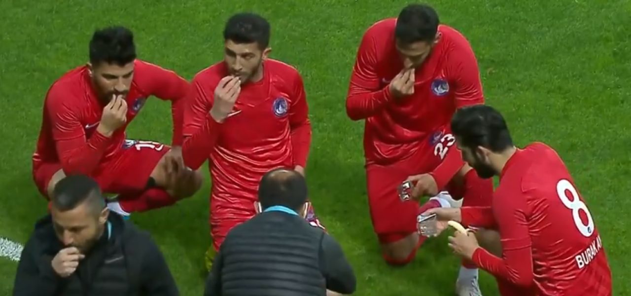 Asa ceva nu s-a mai vazut pe terenul de fotbal! Jucatorii s-au apucat sa manance in timpul meciului! Imaginile fac inconjurul planetei_3