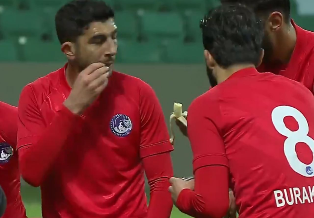 Asa ceva nu s-a mai vazut pe terenul de fotbal! Jucatorii s-au apucat sa manance in timpul meciului! Imaginile fac inconjurul planetei_4