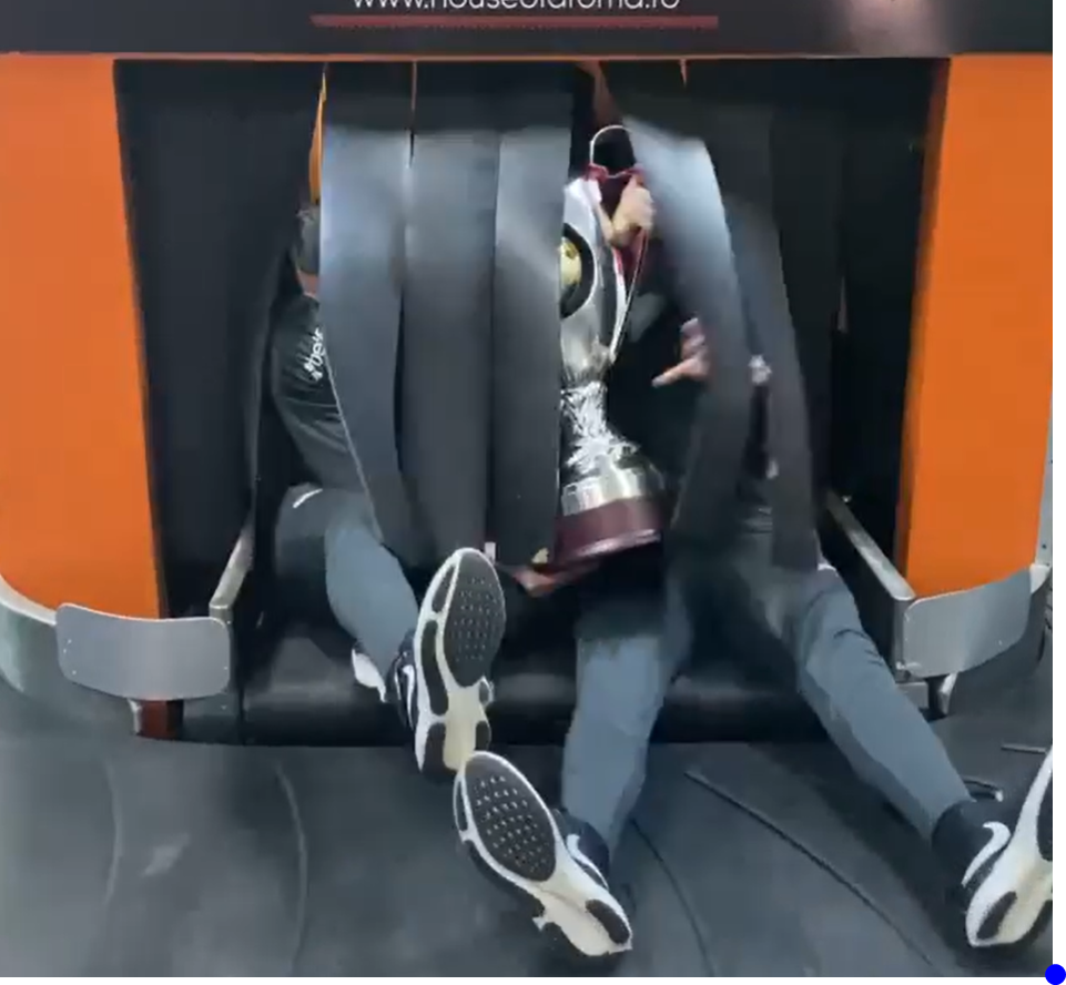Genial! Jucatorii lui CFR Cluj nu s-au putut desparti de trofeu si au iesit cu cupa pe la bagaje in aeroport! Sunt imaginile momentului&nbsp;