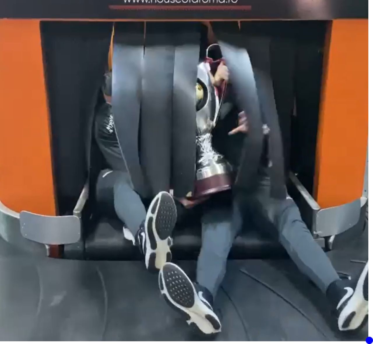 Genial! Jucatorii lui CFR Cluj nu s-au putut desparti de trofeu si au iesit cu cupa pe la 'bagaje' in aeroport! Sunt imaginile momentului _1
