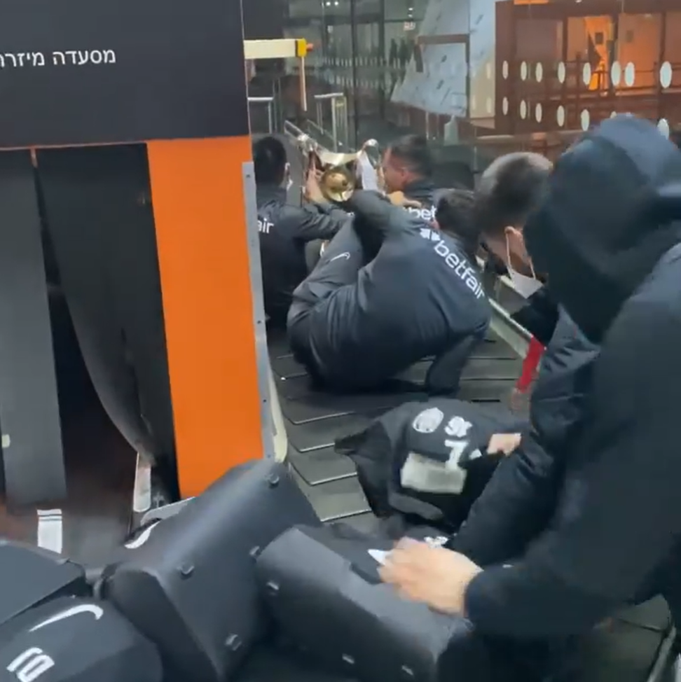 Genial! Jucatorii lui CFR Cluj nu s-au putut desparti de trofeu si au iesit cu cupa pe la 'bagaje' in aeroport! Sunt imaginile momentului _2