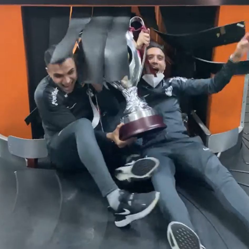Genial! Jucatorii lui CFR Cluj nu s-au putut desparti de trofeu si au iesit cu cupa pe la 'bagaje' in aeroport! Sunt imaginile momentului _3