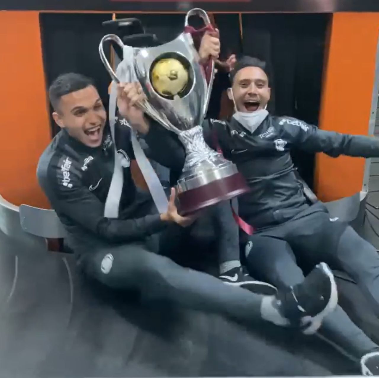 Genial! Jucatorii lui CFR Cluj nu s-au putut desparti de trofeu si au iesit cu cupa pe la 'bagaje' in aeroport! Sunt imaginile momentului _4