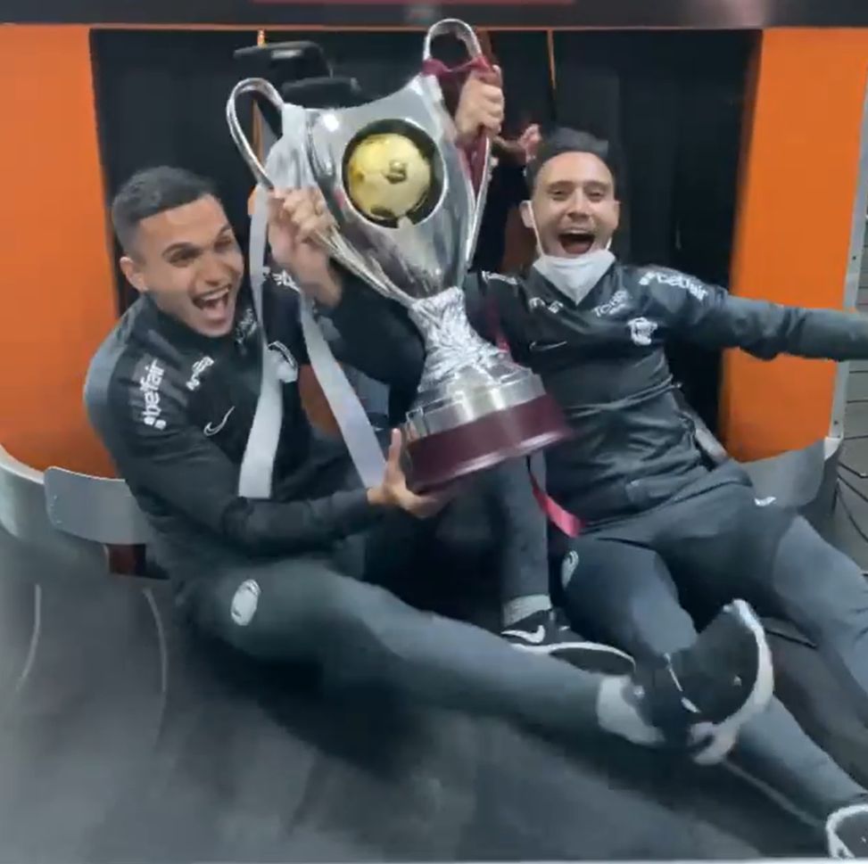 Genial! Jucatorii lui CFR Cluj nu s-au putut desparti de trofeu si au iesit cu cupa pe la 'bagaje' in aeroport! Sunt imaginile momentului _4