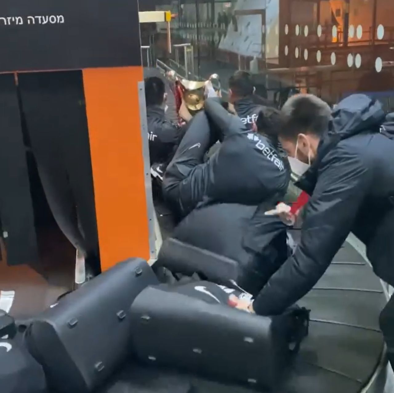Genial! Jucatorii lui CFR Cluj nu s-au putut desparti de trofeu si au iesit cu cupa pe la 'bagaje' in aeroport! Sunt imaginile momentului _6