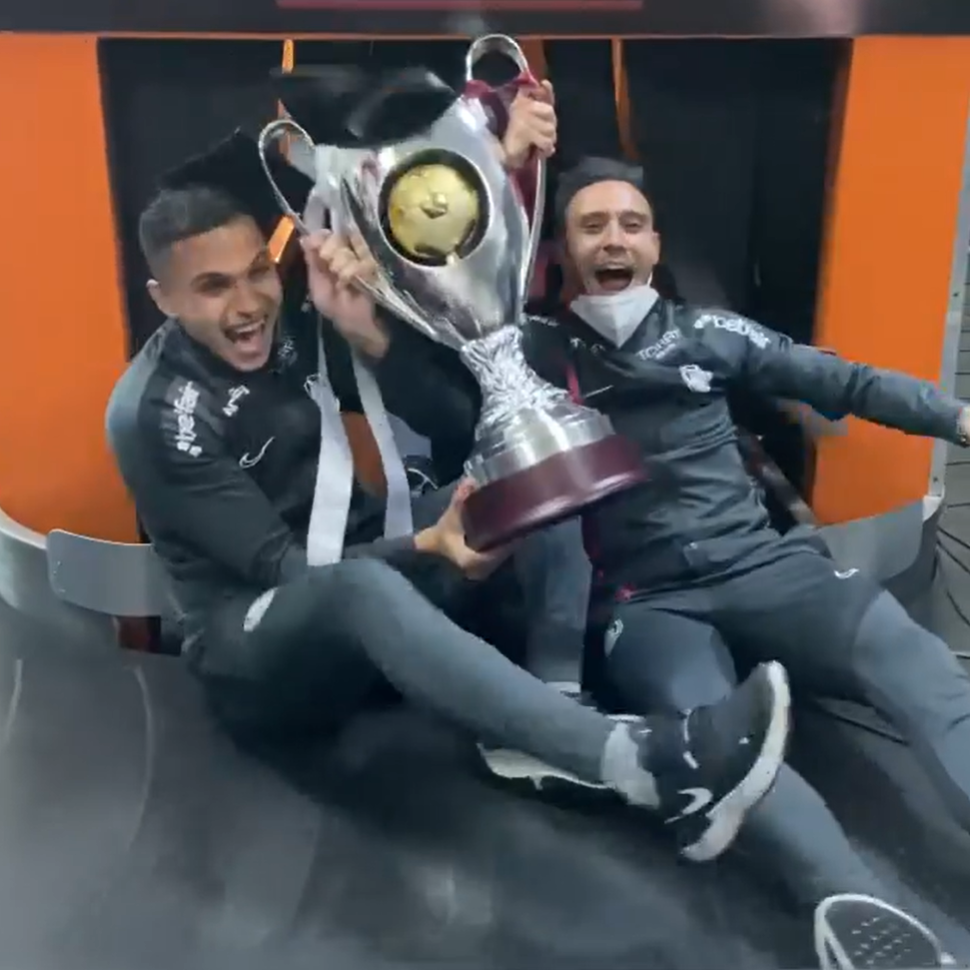 Genial! Jucatorii lui CFR Cluj nu s-au putut desparti de trofeu si au iesit cu cupa pe la 'bagaje' in aeroport! Sunt imaginile momentului _7