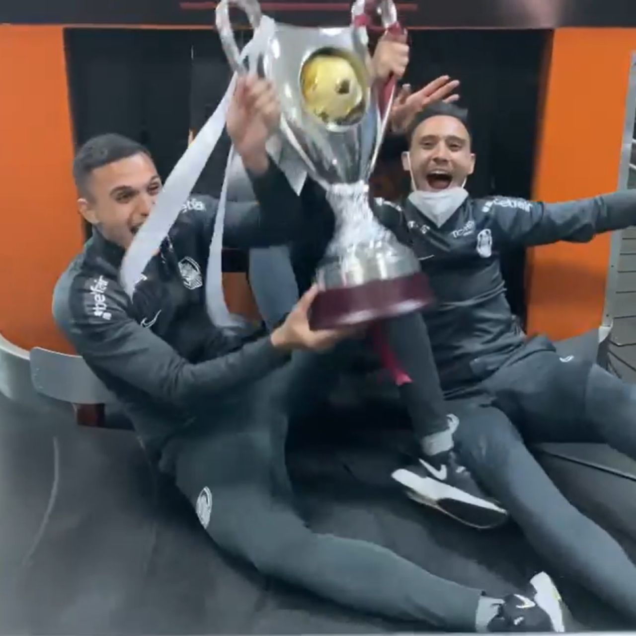 Genial! Jucatorii lui CFR Cluj nu s-au putut desparti de trofeu si au iesit cu cupa pe la 'bagaje' in aeroport! Sunt imaginile momentului _8