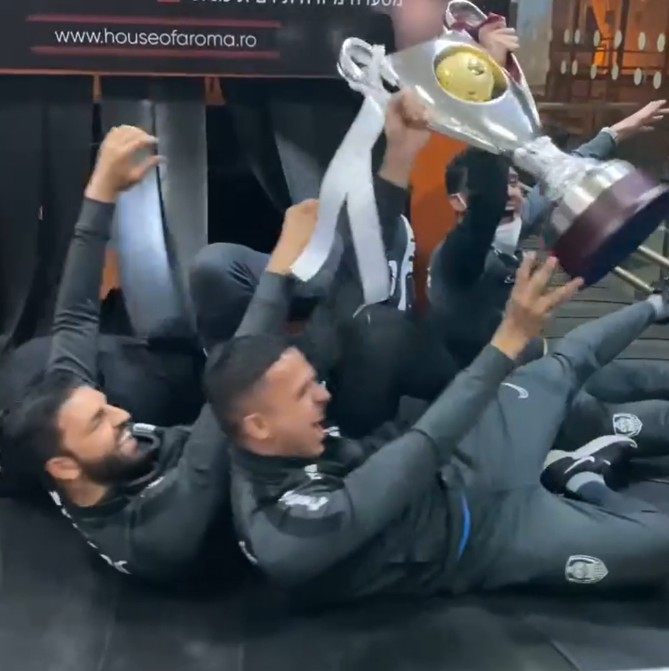 Genial! Jucatorii lui CFR Cluj nu s-au putut desparti de trofeu si au iesit cu cupa pe la 'bagaje' in aeroport! Sunt imaginile momentului _9