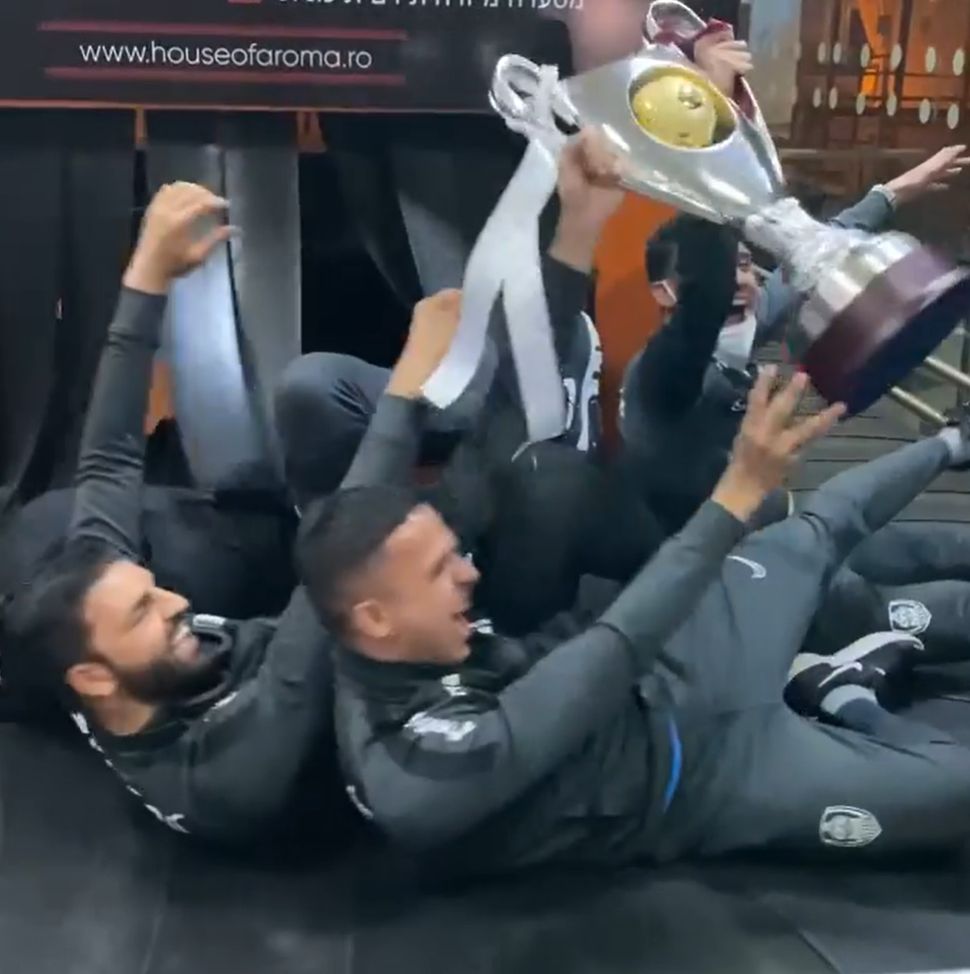 Genial! Jucatorii lui CFR Cluj nu s-au putut desparti de trofeu si au iesit cu cupa pe la 'bagaje' in aeroport! Sunt imaginile momentului _9