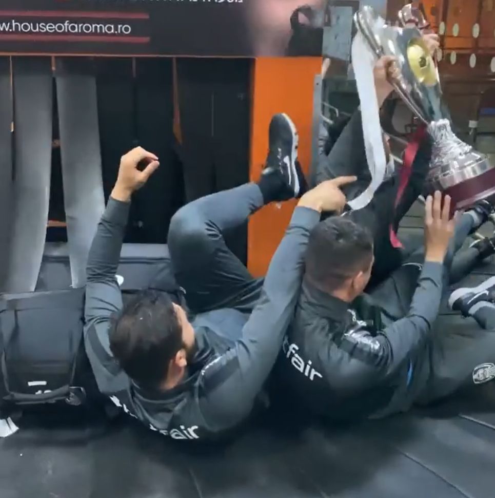 Genial! Jucatorii lui CFR Cluj nu s-au putut desparti de trofeu si au iesit cu cupa pe la 'bagaje' in aeroport! Sunt imaginile momentului _10