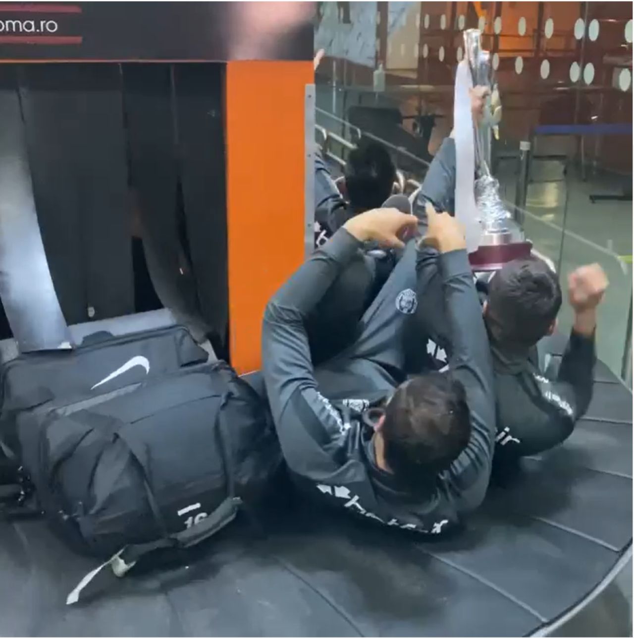 Genial! Jucatorii lui CFR Cluj nu s-au putut desparti de trofeu si au iesit cu cupa pe la 'bagaje' in aeroport! Sunt imaginile momentului _12