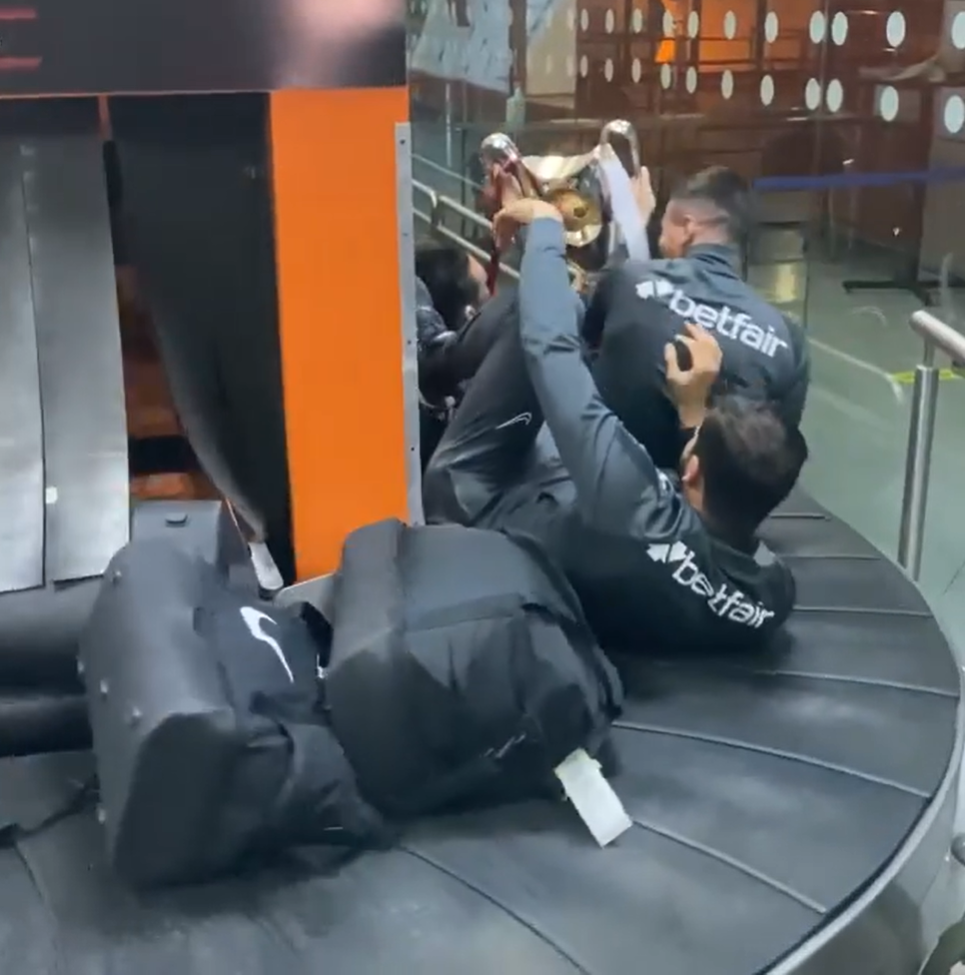 Genial! Jucatorii lui CFR Cluj nu s-au putut desparti de trofeu si au iesit cu cupa pe la 'bagaje' in aeroport! Sunt imaginile momentului _13