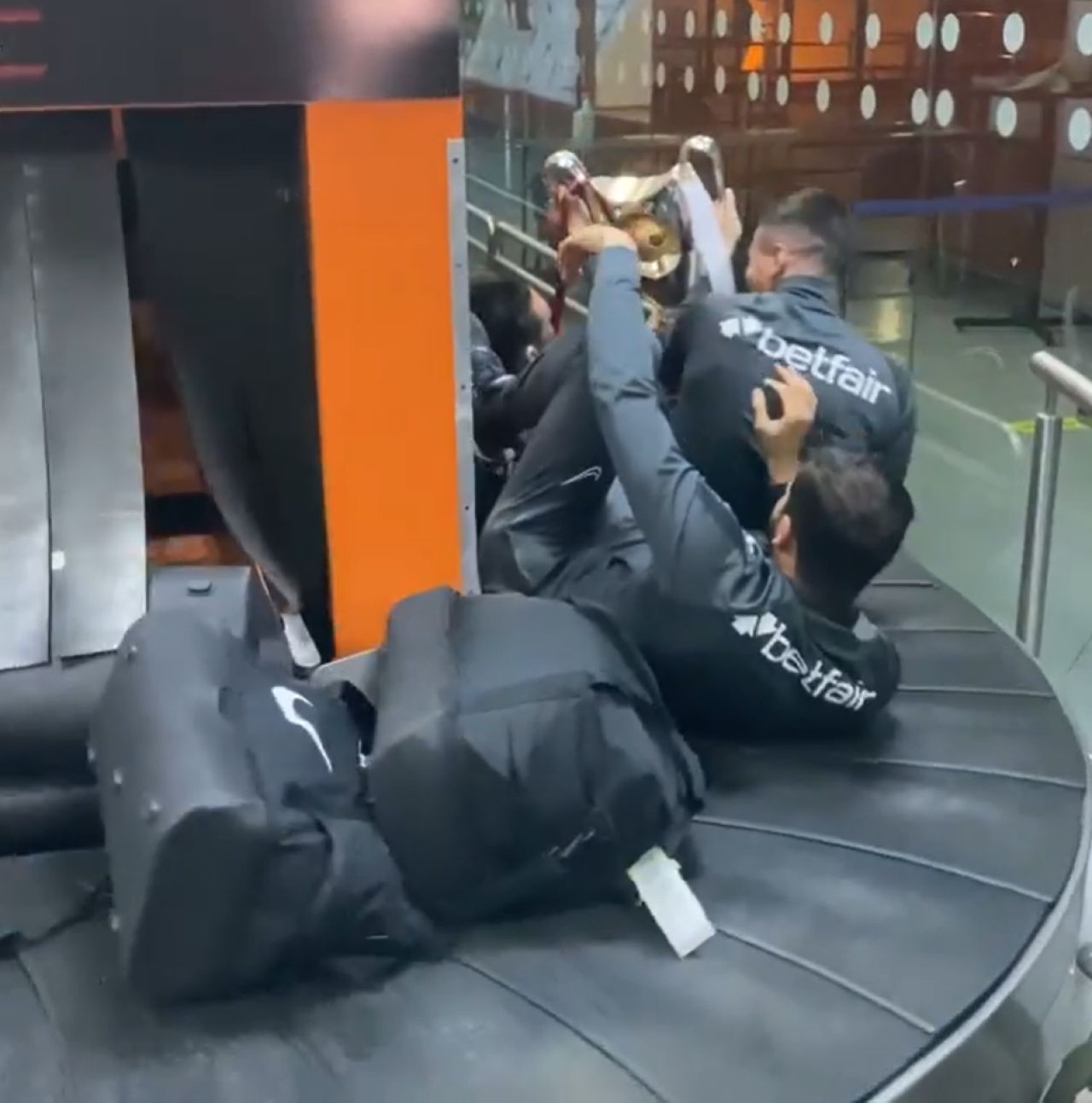 Genial! Jucatorii lui CFR Cluj nu s-au putut desparti de trofeu si au iesit cu cupa pe la 'bagaje' in aeroport! Sunt imaginile momentului _13