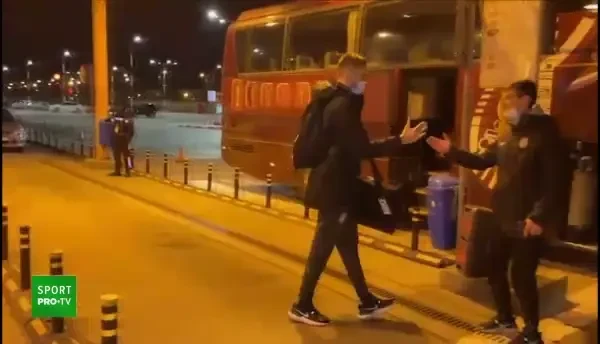 Genial! Jucatorii lui CFR Cluj nu s-au putut desparti de trofeu si au iesit cu cupa pe la bagaje in aeroport! Sunt imaginile momentului