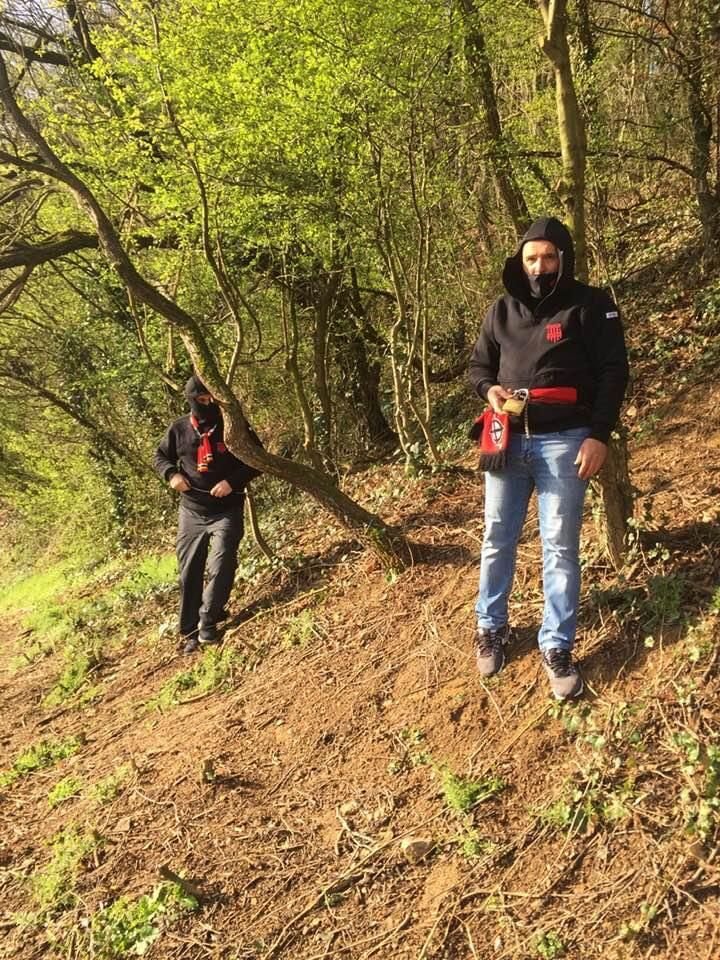 Imagini care vor face inconjurul lumii la un meci din Romania! Fanii echipei gazda s-au legat cu lanturi de copacii de langa stadion! De ce au recurs la acest gest_2