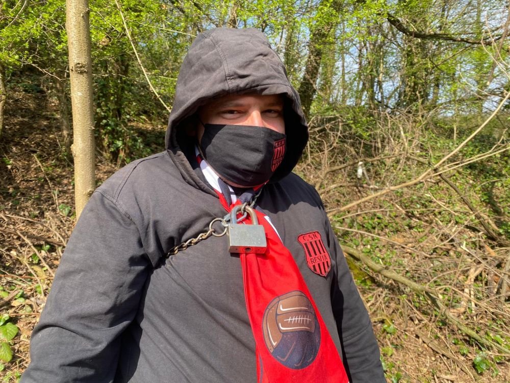 Imagini care vor face inconjurul lumii la un meci din Romania! Fanii echipei gazda s-au legat cu lanturi de copacii de langa stadion! De ce au recurs la acest gest_3