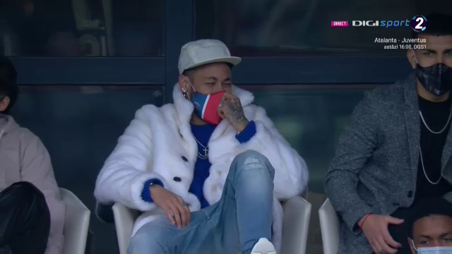50 Cent, tu esti?! :)) Neymar a furat toate privirile in tribune la meciul lui PSG! Cum a putut sa apara starul brazilian _5