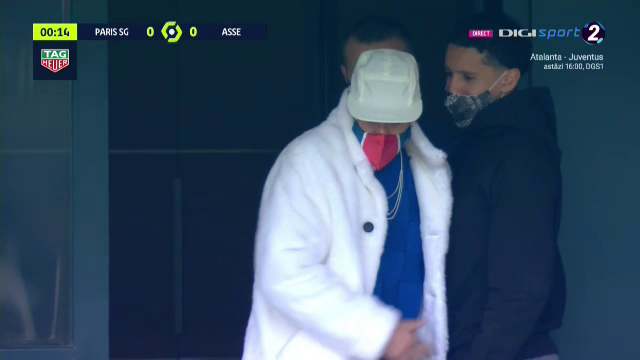 50 Cent, tu esti?! :)) Neymar a furat toate privirile in tribune la meciul lui PSG! Cum a putut sa apara starul brazilian _14