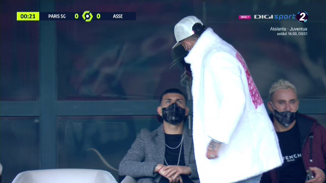 50 Cent, tu esti?! :)) Neymar a furat toate privirile in tribune la meciul lui PSG! Cum a putut sa apara starul brazilian _24