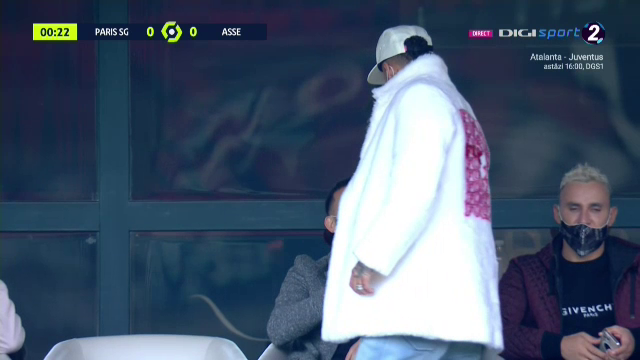 50 Cent, tu esti?! :)) Neymar a furat toate privirile in tribune la meciul lui PSG! Cum a putut sa apara starul brazilian _25