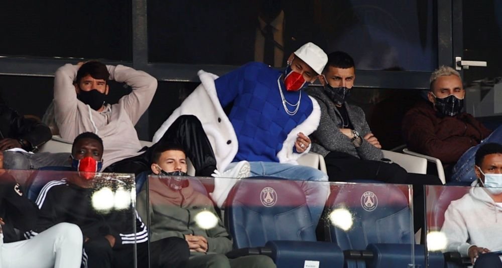 50 Cent, tu esti?! :)) Neymar a furat toate privirile in tribune la meciul lui PSG! Cum a putut sa apara starul brazilian _27