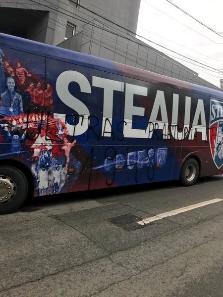 Rivalitatea depaseste orice limita! Autocarul CSA Steaua vandalizat de galeria Craiovei_1