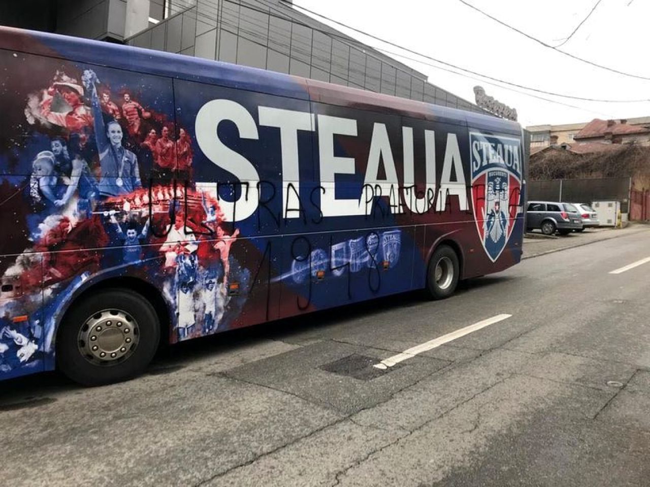 Rivalitatea depaseste orice limita! Autocarul CSA Steaua vandalizat de galeria Craiovei_2
