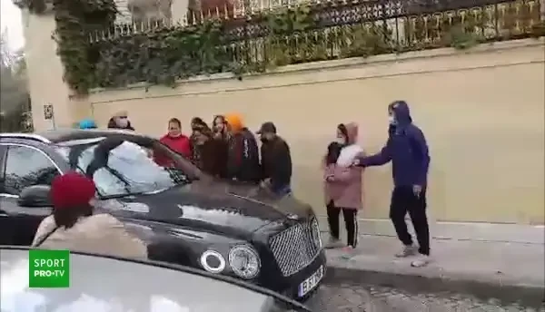 EXCLUSIV | Palatul lui Gigi Becali, luat cu asalt inainte de Pasti! Cum a reactionat patronul FCSB-ului cand a iesit din curte la volanul bolidului sau