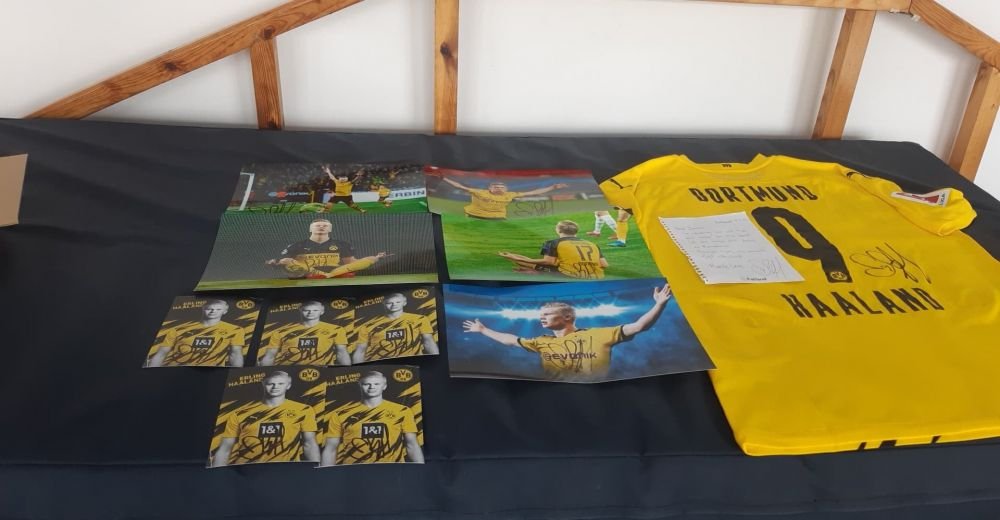 Gestul incredibil facut de Haaland pentru Sovre dupa ce arbitrul i-a cerut un autograf pentru a-l dona! Ce a facut fotbalistul Borussiei Dortmund_4