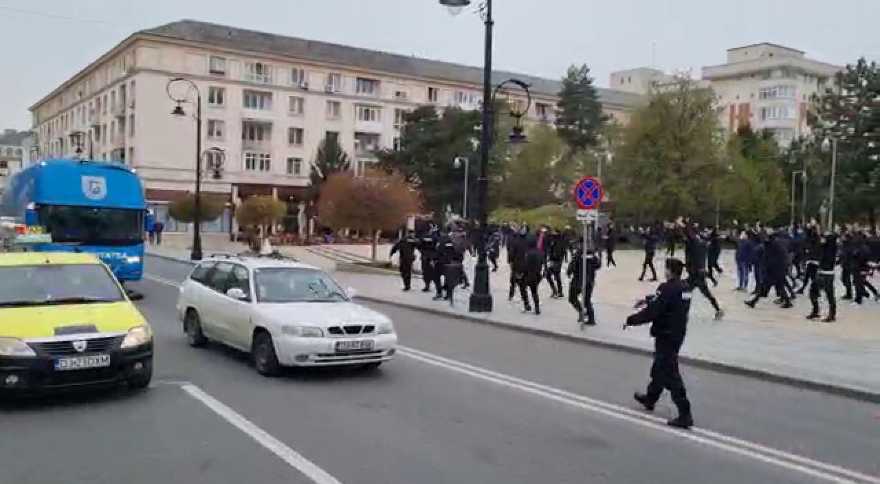 VIDEO incredibil! Ultrasii FCU Craiova s-au intalnit in oras cu autocarul CSU! Ce a urmat_1