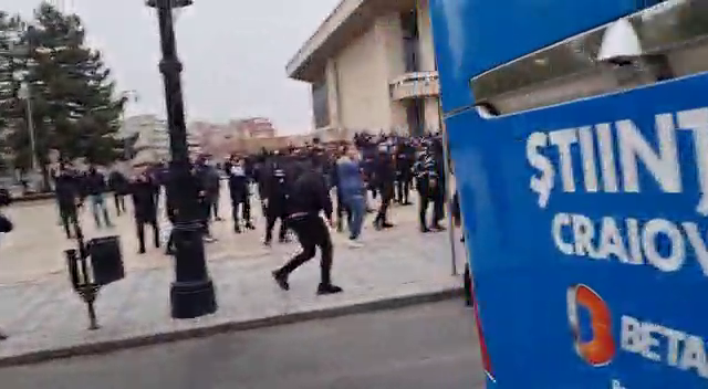 VIDEO incredibil! Ultrasii FCU Craiova s-au intalnit in oras cu autocarul CSU! Ce a urmat_5