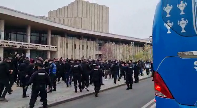VIDEO incredibil! Ultrasii FCU Craiova s-au intalnit in oras cu autocarul CSU! Ce a urmat_6