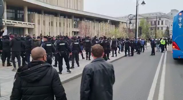VIDEO incredibil! Ultrasii FCU Craiova s-au intalnit in oras cu autocarul CSU! Ce a urmat_7