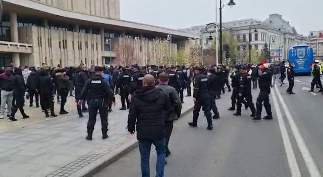 VIDEO incredibil! Ultrasii FCU Craiova s-au intalnit in oras cu autocarul CSU! Ce a urmat_8