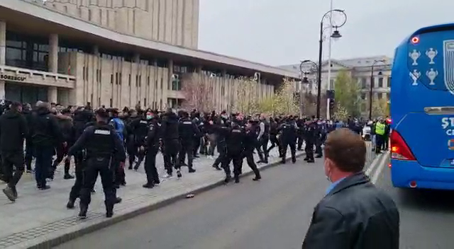 VIDEO incredibil! Ultrasii FCU Craiova s-au intalnit in oras cu autocarul CSU! Ce a urmat_9