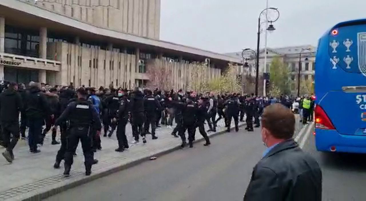 VIDEO incredibil! Ultrasii FCU Craiova s-au intalnit in oras cu autocarul CSU! Ce a urmat_9
