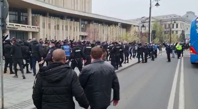 VIDEO incredibil! Ultrasii FCU Craiova s-au intalnit in oras cu autocarul CSU! Ce a urmat_10
