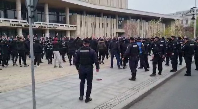 VIDEO incredibil! Ultrasii FCU Craiova s-au intalnit in oras cu autocarul CSU! Ce a urmat_11