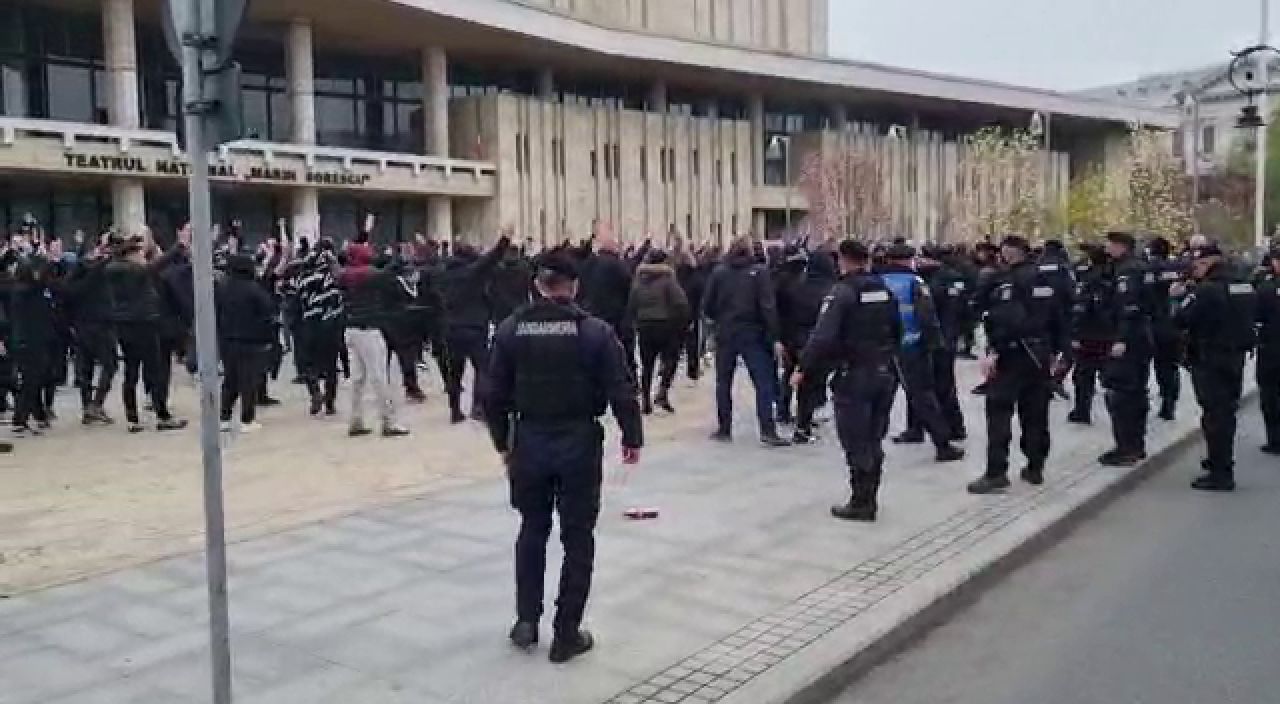 VIDEO incredibil! Ultrasii FCU Craiova s-au intalnit in oras cu autocarul CSU! Ce a urmat_11
