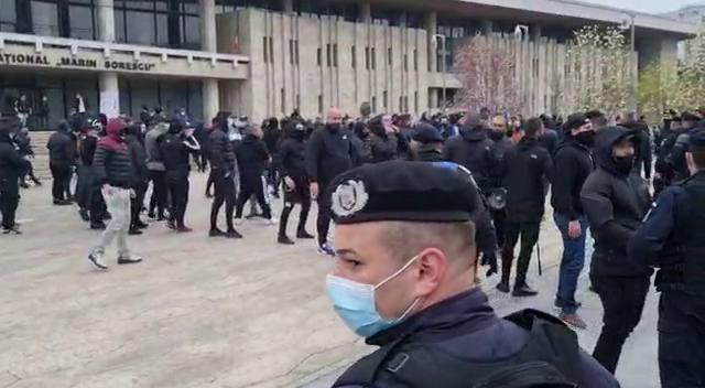 VIDEO incredibil! Ultrasii FCU Craiova s-au intalnit in oras cu autocarul CSU! Ce a urmat_12