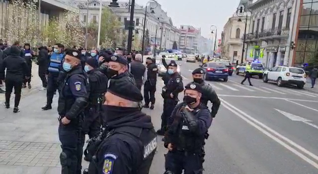 VIDEO incredibil! Ultrasii FCU Craiova s-au intalnit in oras cu autocarul CSU! Ce a urmat_13