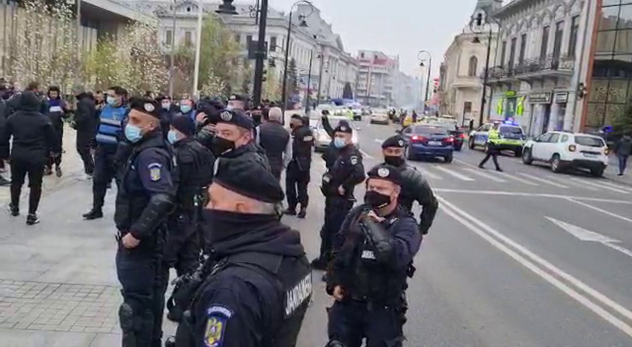 VIDEO incredibil! Ultrasii FCU Craiova s-au intalnit in oras cu autocarul CSU! Ce a urmat_13