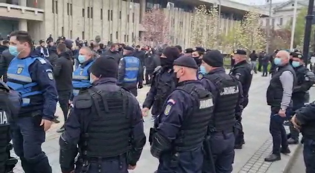 VIDEO incredibil! Ultrasii FCU Craiova s-au intalnit in oras cu autocarul CSU! Ce a urmat_14