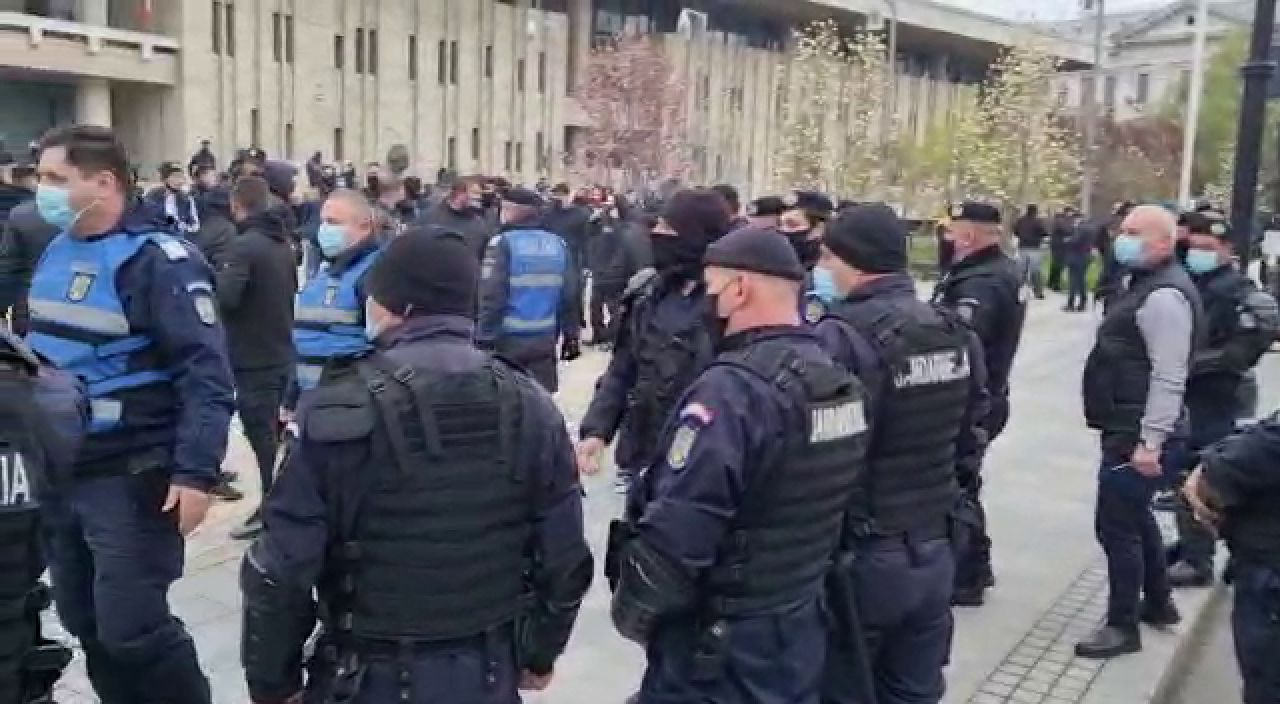 VIDEO incredibil! Ultrasii FCU Craiova s-au intalnit in oras cu autocarul CSU! Ce a urmat_14