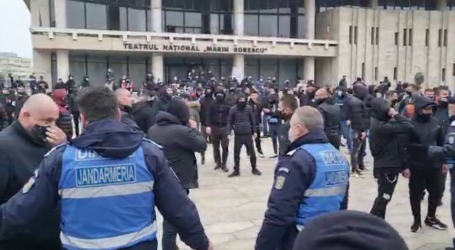 VIDEO incredibil! Ultrasii FCU Craiova s-au intalnit in oras cu autocarul CSU! Ce a urmat_15
