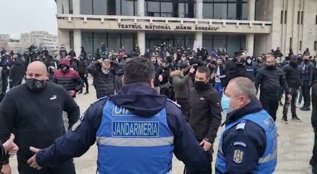 VIDEO incredibil! Ultrasii FCU Craiova s-au intalnit in oras cu autocarul CSU! Ce a urmat_16