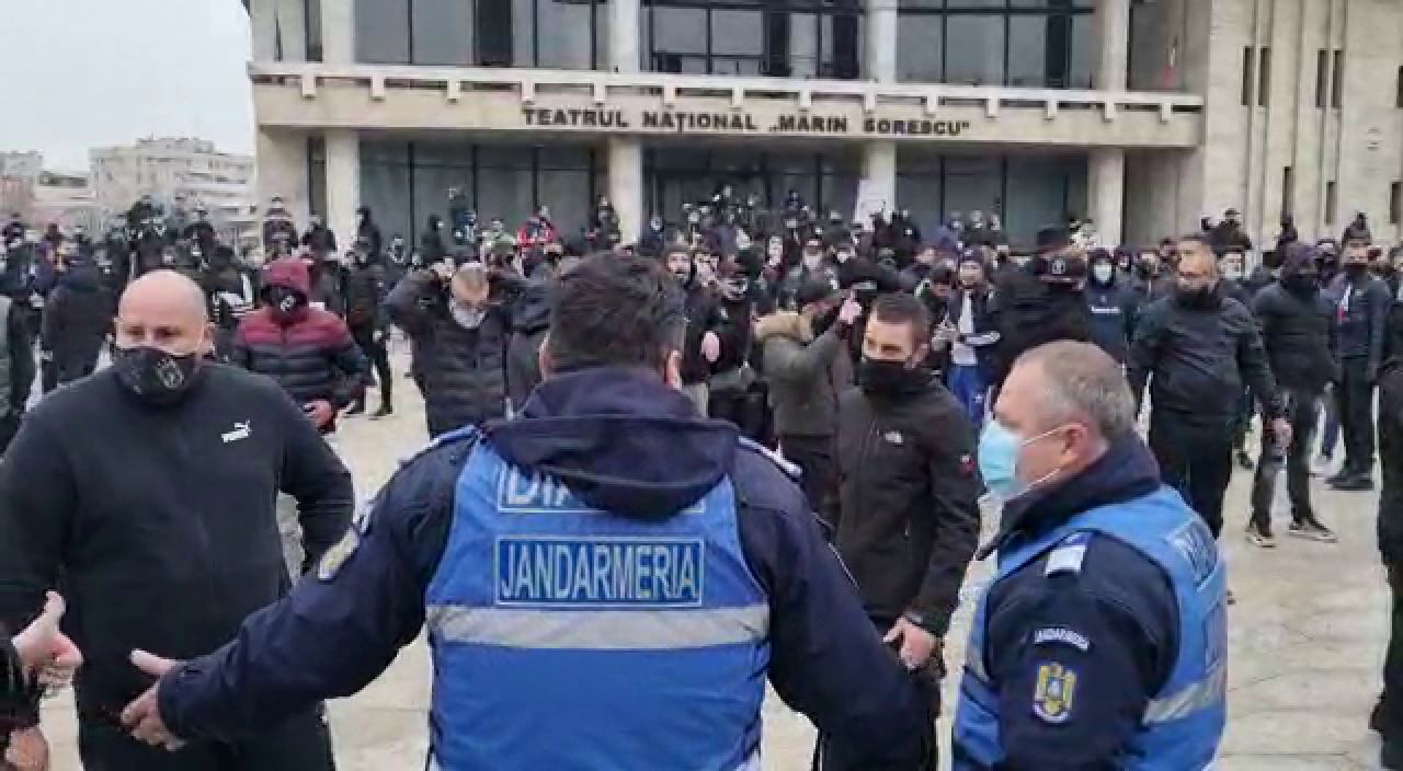 VIDEO incredibil! Ultrasii FCU Craiova s-au intalnit in oras cu autocarul CSU! Ce a urmat_16