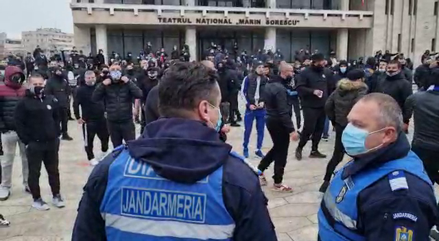 VIDEO incredibil! Ultrasii FCU Craiova s-au intalnit in oras cu autocarul CSU! Ce a urmat_17