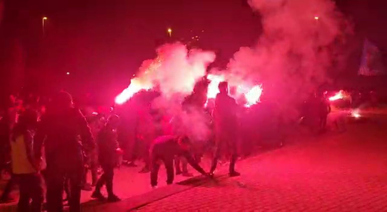 Ca la un super derby! Atmosfera din alta lume la Craiova 1-0 Rapid! Explozii in fata stadionului! Cum arata acum clasamentul pentru promovare_1