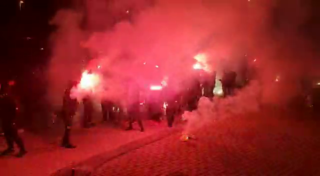 Ca la un super derby! Atmosfera din alta lume la Craiova 1-0 Rapid! Explozii in fata stadionului! Cum arata acum clasamentul pentru promovare_3